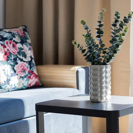 Comfortable Beige Near To Center By Renters Apartamento *