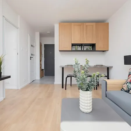 Comfortable Beige Near To Center By Renters Apartamento