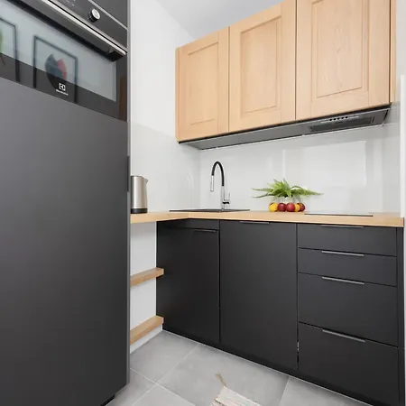 Comfortable Beige Near To Center By Renters *