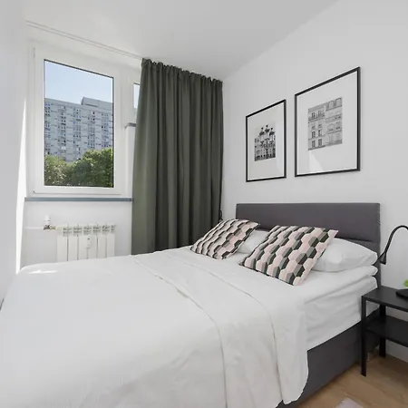 Comfortable Beige Near To Center By Renters Varsovia
