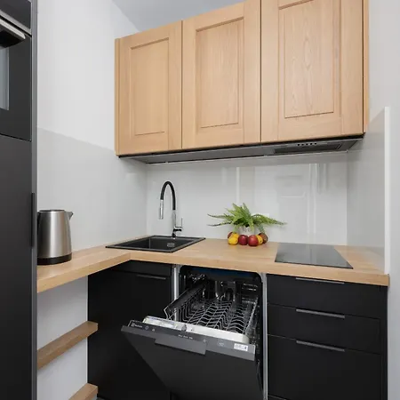 Comfortable Beige Near To Center By Renters Apartamento